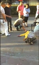 一个男人上前想扶起小女孩 图片由现场网友拍摄 - 浙江新闻网