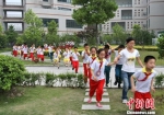 浙江省暨杭州市万校师生应急避险大演练中，小学生在老师带领下紧急疏散 浙江人防办供图 - 浙江新闻网