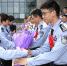 图为：浙江警察学院“未来警官”向该省获奖公安英模献花。顾国达（通讯员） - 浙江新闻网