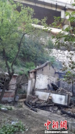 图为一史姓女村民家中4间北屋被烧毁。　于俊亮 摄 - 浙江新闻网