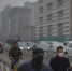 资料图 北京市民在雾霾中出行。 中新社记者 刘关关 摄 - 浙江新闻网