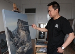 图为：一名艺术家正在创作。何蒋勇 - 浙江新闻网