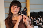 图为：一名女艺术家与洋娃娃合影。何蒋勇 - 浙江新闻网