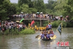 图为龙舟竞赛吸引了众多的市民和游客。　王刚 摄 - 浙江新闻网