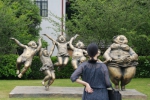 图为：一位游客正在欣赏“肥女”雕塑。王远 - 浙江新闻网