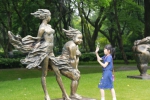 图为：充满动感的雕塑吸引了小朋友的注意。王远 - 浙江新闻网