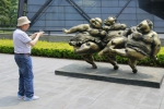 图为：憨态可掬的“肥女”雕塑吸引了当地市民驻足。王远 - 浙江新闻网