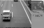 抓拍图片显示，司机玩手机导致视线偏转，车辆行驶轨迹也有偏离。 - 浙江新闻网