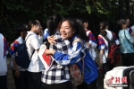 图为北京市171中学考点的考生陆续进入考场。中新网记者 金硕 摄 - 浙江新闻网