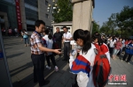 图为北京市171中学考点的考生陆续进入考场。中新网记者 金硕 摄 - 浙江新闻网