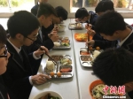 杭十一中学生在食堂用营养餐。　郝蔚 摄 - 浙江新闻网