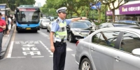 图为：交警在考点附近疏导交通。　周尔博（通讯员）　摄 - 浙江新闻网