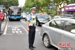 图为：交警在考点附近疏导交通。　周尔博（通讯员）　摄 - 浙江新闻网
