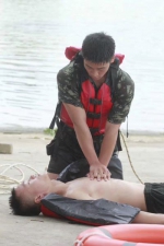 图为：救援人员对模拟溺水者进行急救。龙游消防供图 - 浙江新闻网