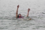 图为：模拟溺水者在水中等待救援。龙游消防供图 - 浙江新闻网
