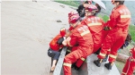 6月12日下午，磐安县丰玉工艺厂门口有一名男子被困河中，无法上岸。磐安消防接警后及时赶到，将被困男子救起。 拍友 潘亮亮 摄 - 浙江新闻网