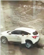 杭州一河堤突然坍塌 男子看着一汽车被冲走 - 浙江新闻网