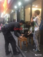 女孩脚被绞进自行车男友吓懵，杭州长腿特警一把抱起送医…… - 公安局