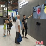 首届杭州(国际)未来展上，一位白发苍苍的老爷爷在体验人脸识别技术。　沈柯辛 摄 - 浙江新闻网