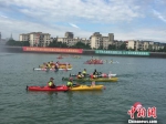 随着参赛选手整齐划一的号子，一艘艘皮划艇如箭离弦，快速前进。　付小丽 摄 - 浙江新闻网