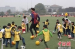 资料图：杭州小球员们正在练球。 - 浙江新闻网