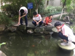 杭州学生校园池塘钓龙虾 保安：别扔！我吃 - 浙江新闻网