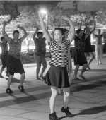 在杭州东站跳广场舞的人们。新华社（资料照片） - 浙江网