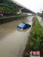 下张立交桥下方，一辆出租车被“淹” 黄韵 摄 - 浙江新闻网