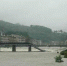 因强降雨，浙江东阳里歌线公路桥（湖溪清济桥）桥墩冲毁，南端桥梁（约30米）出现垮塌。　杜倩倩　摄 - 浙江新闻网