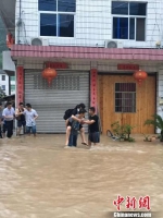 黄沙腰镇暴雨袭击，转移民众。遂昌宣传部提供 - 浙江新闻网