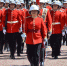 当地时间2017年6月26日，英国伦敦白金汉宫，第二营派翠西亚公主轻步兵团Megan Couto队长在卫兵交接仪式上指挥着女王的卫队。 - 浙江新闻网