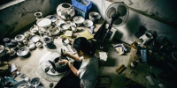 朱叶菲在工作间修复挖掘出来的陶器。 - 浙江新闻网