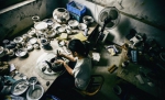 朱叶菲在工作间修复挖掘出来的陶器。 - 浙江新闻网