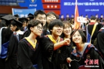6月29日，毕业生们在校园内合影庆祝毕业。当日，浙江大学举行2017届本科生毕业典礼暨学位授予仪式，“95后”毕业生们在当日告别大学这座“象牙塔”，从此开启人生的下一篇章。 中新社记者 王远 摄 - 浙江新闻网