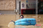 市民在水中玩耍。林馨 摄 - 浙江新闻网