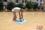 小孩在玩水。林馨 摄 - 浙江新闻网