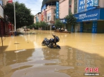 被淹路段，街道成河。蒙鸣明 摄 - 浙江新闻网