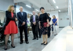 英国索尔福德大学校长海伦•马歇尔（左一）在参观浙江纺织服装职业技术学院陈列室。校方提供 - 浙江新闻网