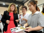 英国索尔福德大学校长海伦•马歇尔（左一）在参观浙江纺织服装职业技术学院学生设计作品。校方提供 - 浙江新闻网