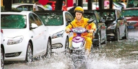 7月4日傍晚，杭州突降暴雨，导致城北部分道路出现积水。 拍友 柱子 摄 - 浙江网