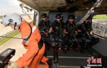 公安特警在直升机上准备索降训练。文/王刚 图/周尔博 - 浙江新闻网