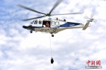 一名公安特警正在进行直升机悬停索降训练。文/王刚 图/周尔博 - 浙江新闻网