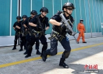 公安特警正在集合准备出发进行索降训练。文/王刚 图/周尔博 - 浙江新闻网