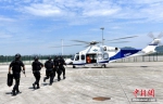 公安特警正在登直升飞机。文/王刚 图/周尔博 - 浙江新闻网