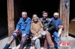 李晓方与金华市金东区的三名炭疽、鼻疽受害老人在一起 李晓方提供 - 浙江新闻网