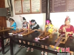 畲族姑娘展示传统手艺 莲都区宣传部提供 摄 - 浙江新闻网
