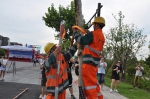 科目一中，队员们使用油锯对倒伏树木进行切割分解。杭州市江干区防汛办提供 - 浙江新闻网