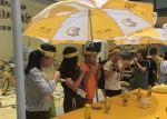图为：市民参加“吃香蕉大赛”。沈琍蓝 - 浙江新闻网