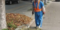 图为：城管环卫工人清扫马路。何蒋勇 - 浙江新闻网