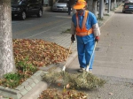 图为：城管环卫工人清扫马路。何蒋勇 - 浙江新闻网